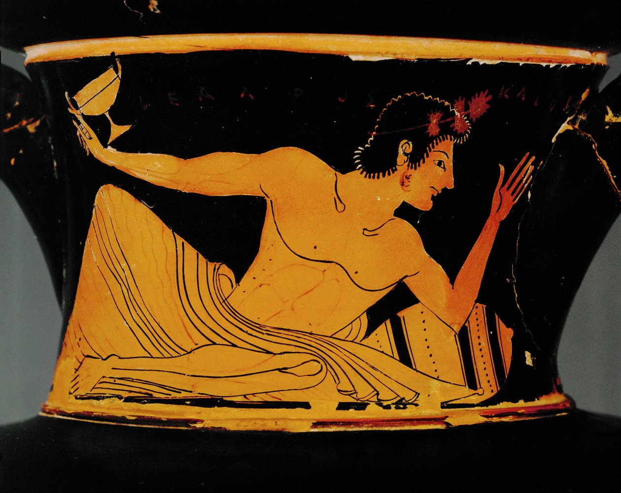 Ephebe s pohárem a vázou ... od Euphronios