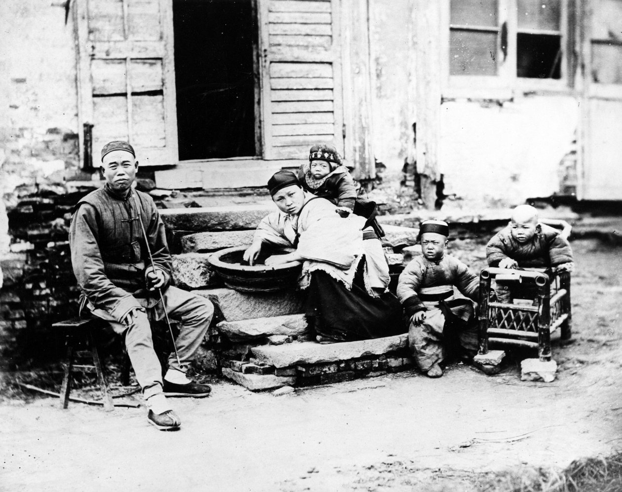 Čínská rodinná scéna, c.1870 od European Photographer