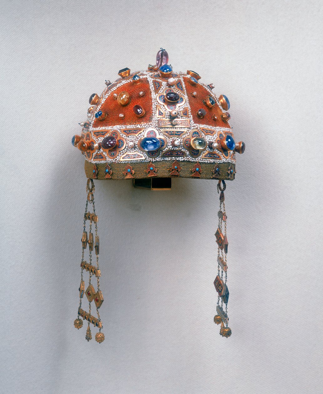 Crown of Costanza, umístěná v kapli Tesoro, katedrála v Palermu (kov, smalt, perly a šperky) od European School