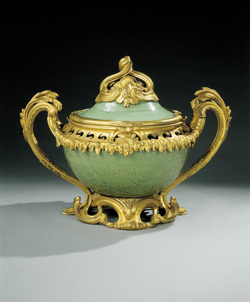 Váza Louis XV pot-pourri (čínský porcelán celadon upevněný na ormolu) od European School