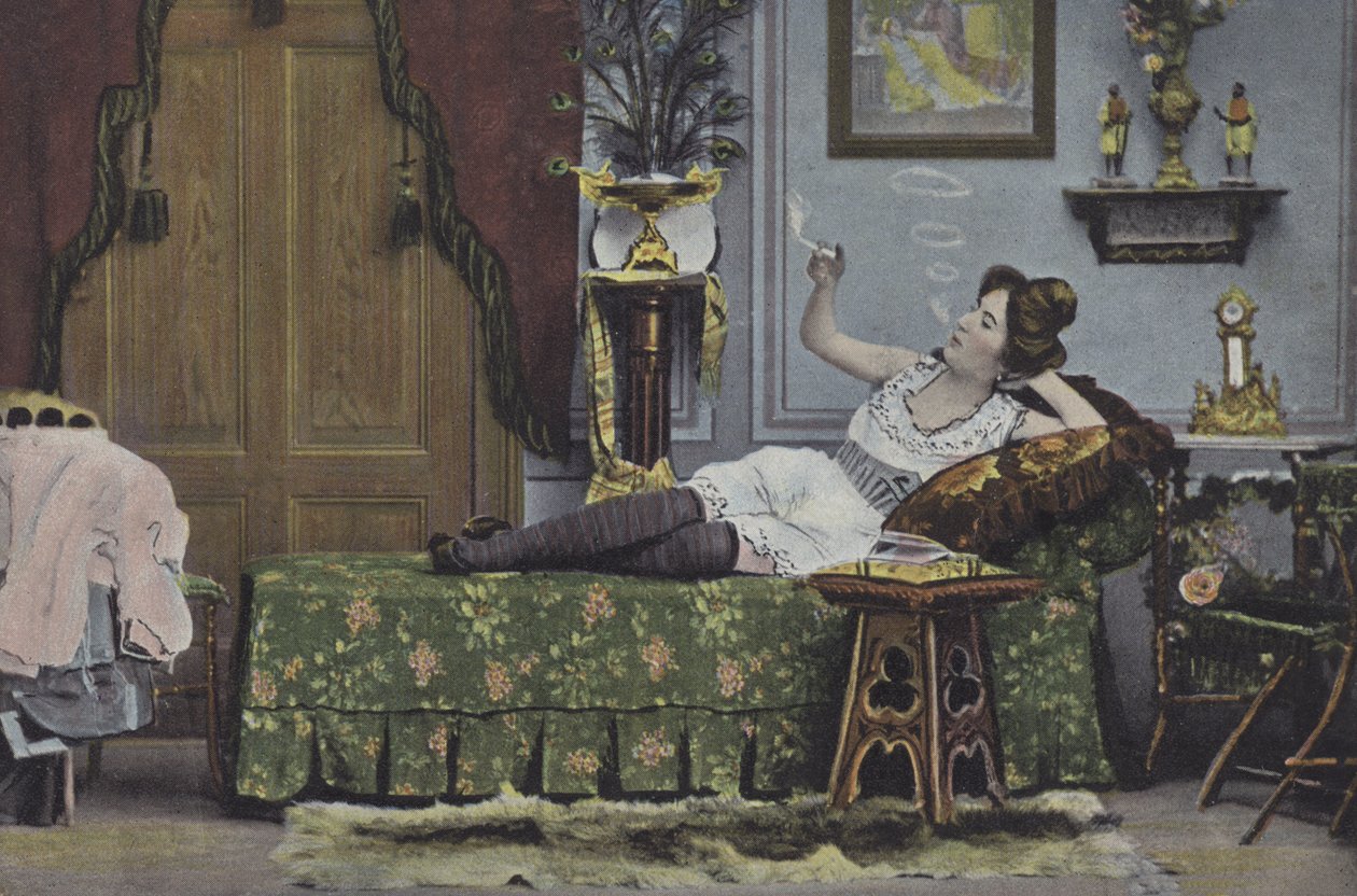Žena kouřící na lehátku (barevná fotografie) od European School