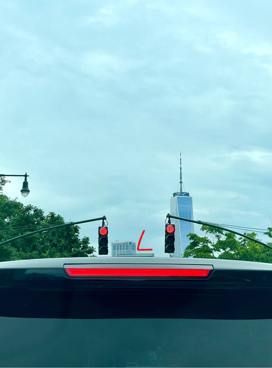 One World Trade a usmívající se semafory., cca 2020-24 (digitální umění) od Evan Sklar