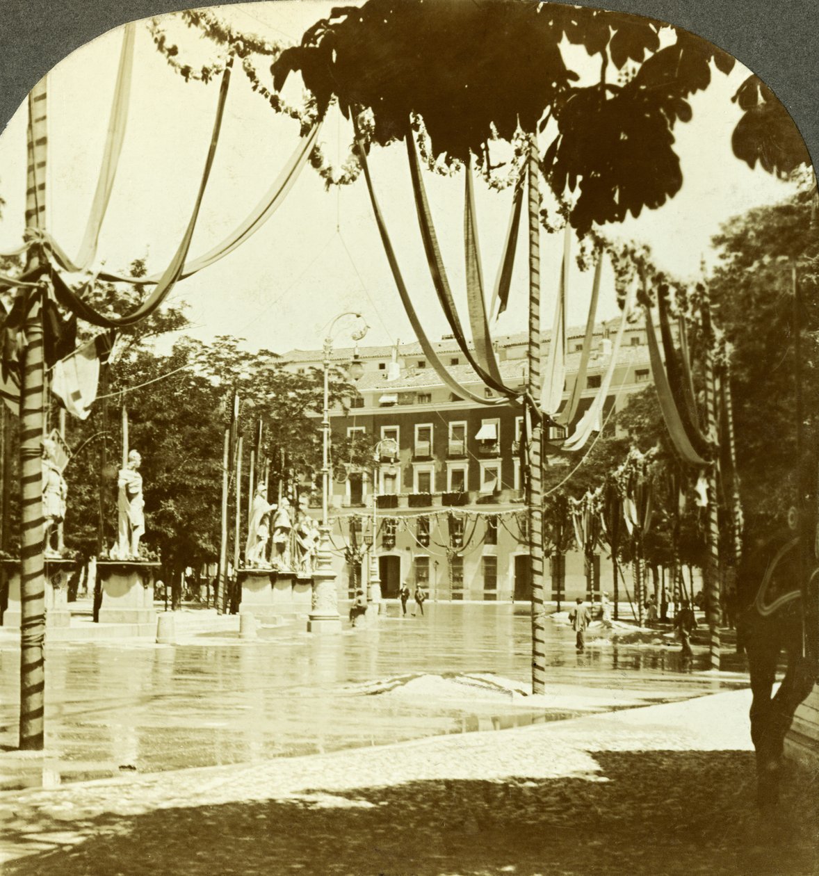 Dekorace, Plaza de Oriente, Madrid, Španělsko. od Excelsior Stereoscopic Tours