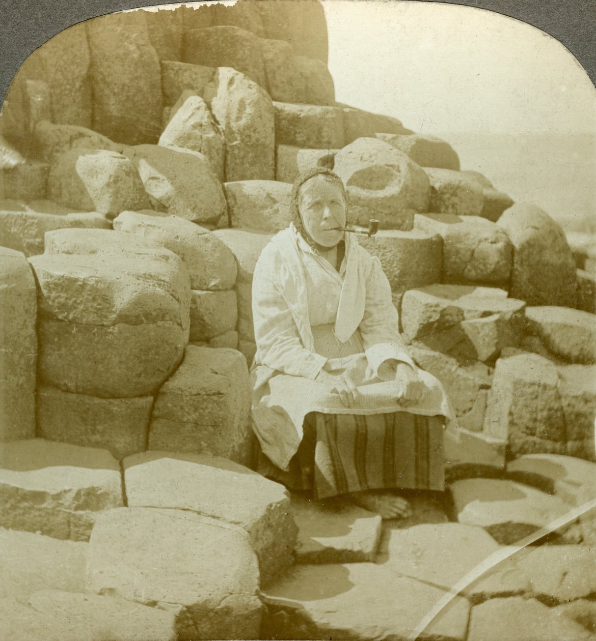 V křesle přání, Giants Causeway, Antrim, Severní Irsko. od Excelsior Stereoscopic Tours