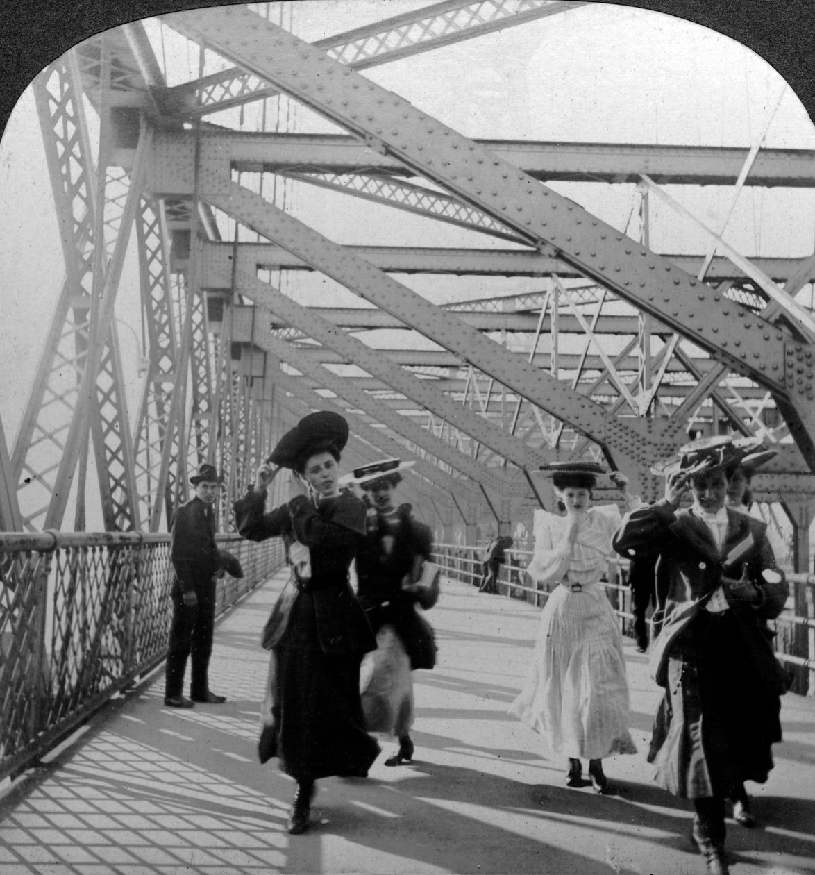 Promenáda, Williamsburg Bridge, New York, USA, c1900. od Excelsior Stereoscopic Tours
