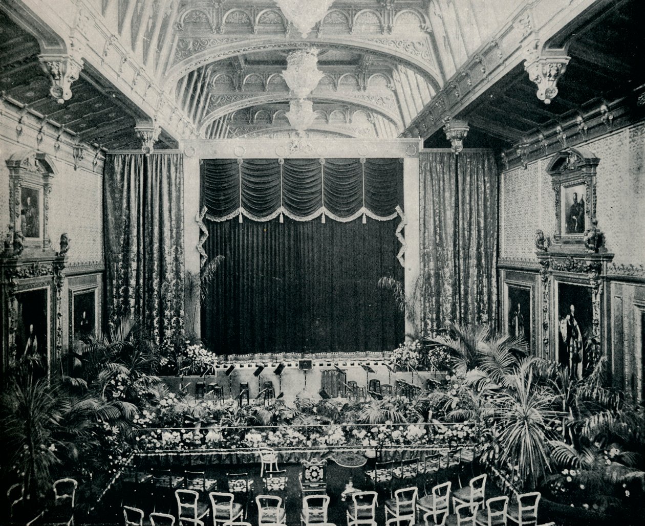 The Waterloo Chamber, Windsor Castle, zařízeno jako divadlo pro státní hry z roku 1891, c1891,1901 od Eyre and Spottiswoode