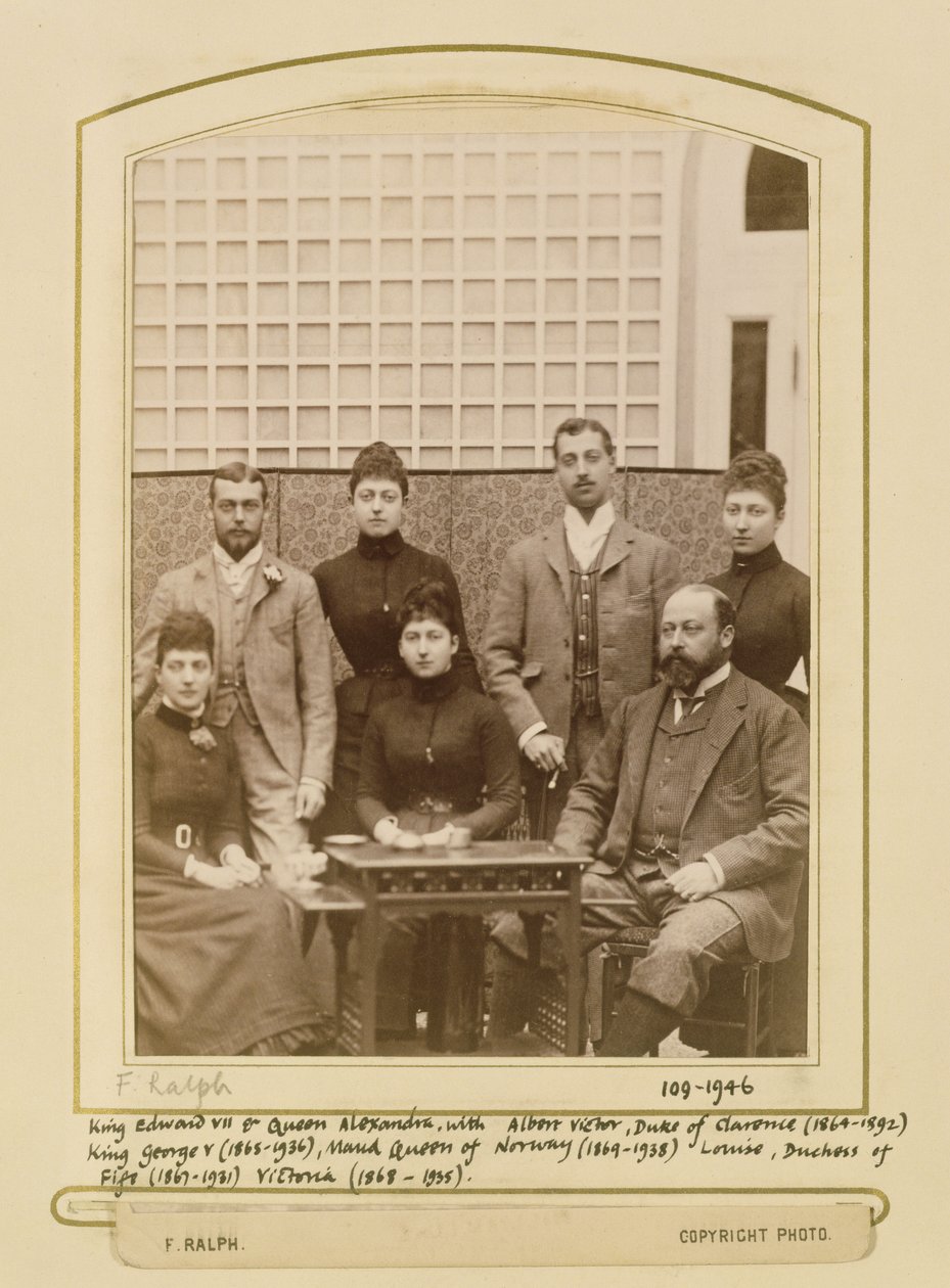 Portrét krále Edwarda VII (1841-1910) a královny Alexandry (1844-1925) a jejich dětí, před rokem 1892 (sépiová fotografie) od F. Ralph