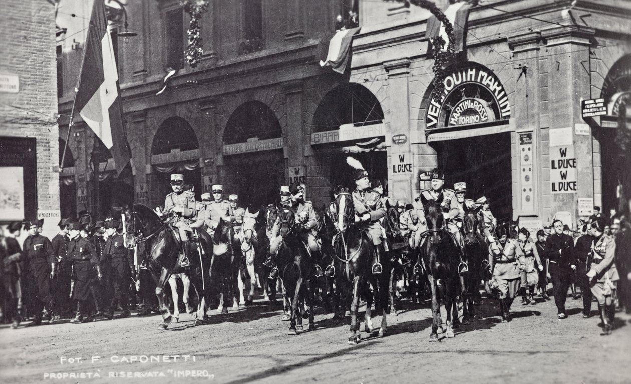 Album "Duce": Benito Mussolini na koni pochodující ulicemi Ferrary (černobílá fotografie) od F. Caponetti