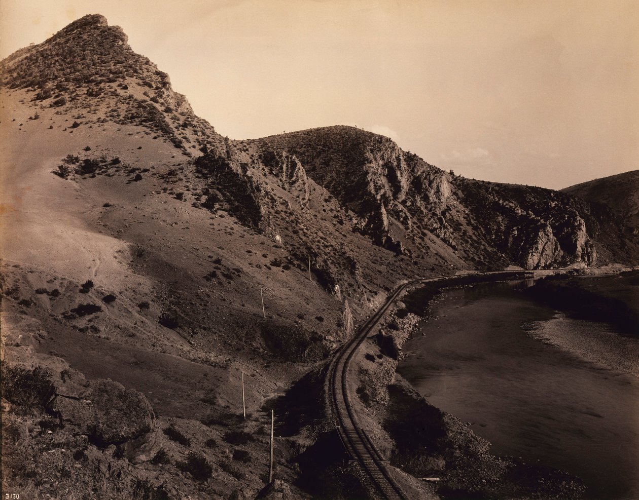 Východní vjezd, Jeffersonův kaňon, pro železnici Northern Pacific Railroad od F. Jay Haynes