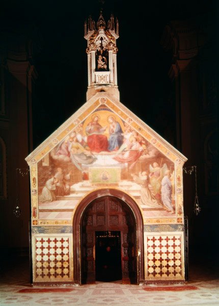 Exteriér kaple Porziuncola s freskou zobrazující svatého Františka přijímajícího milost z Assisi (od Friedricha Overbecka), 1829; Interiér Santa Maria degli Angeli (rekonstruovaný Luigi od F and Poletti Overbeck