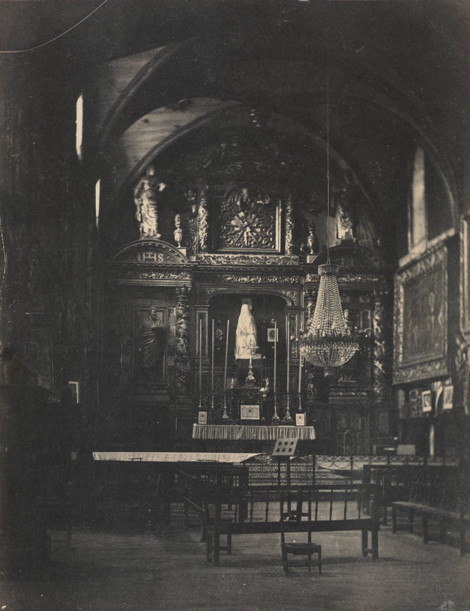 Interiér kostela od Farnham Maxwell Lyte