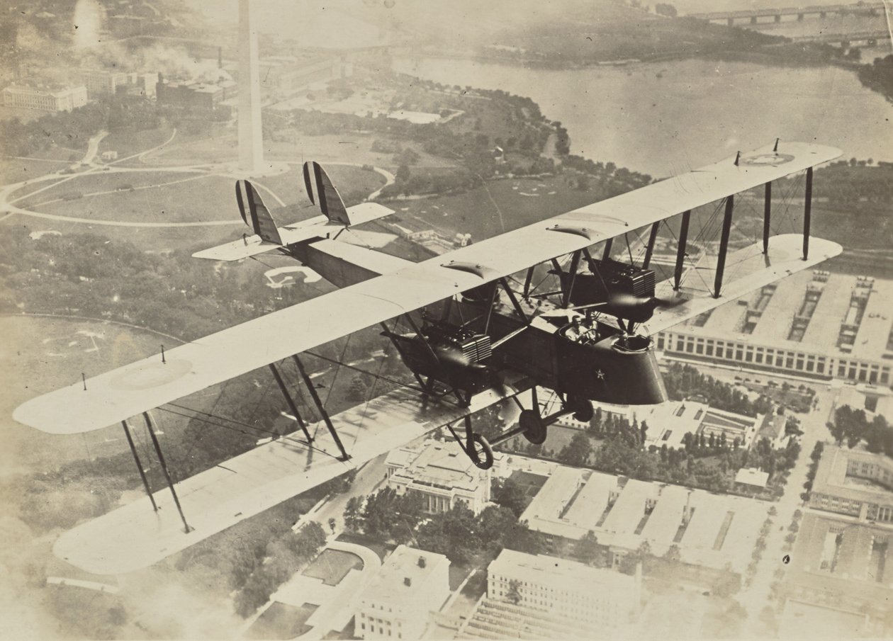 [Letící letadlo nad Washingtonem D.C.] od Fedele Azari