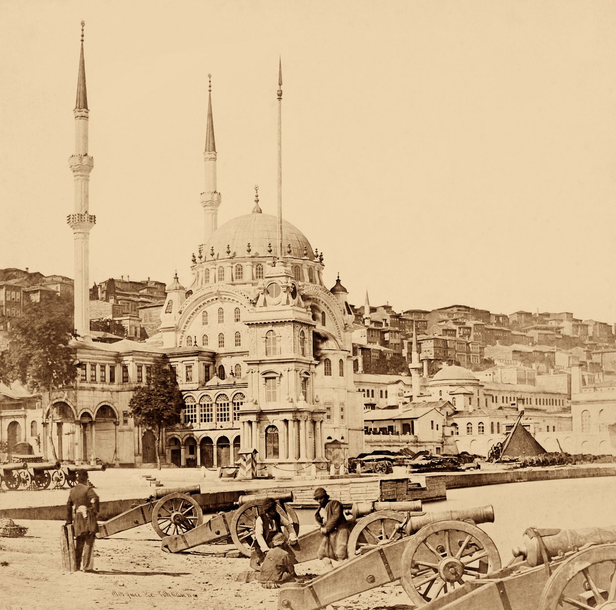 Obchod s dělostřelectvem a municí, Istanbul, 1855 (sépiový tisk) od Felice Beato