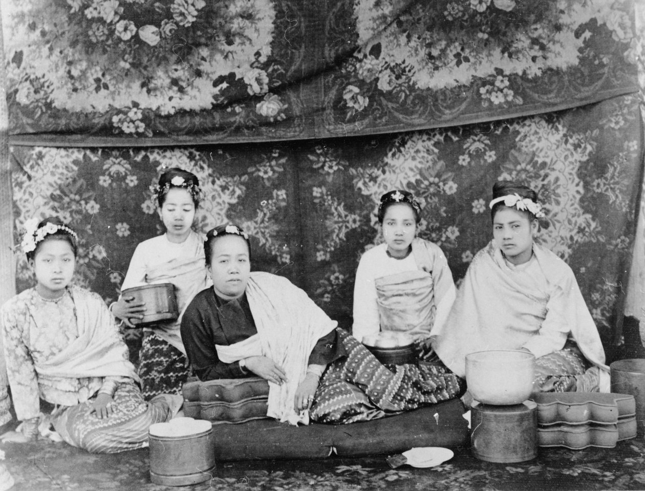 Barmská dáma a její průvodci, kolem roku 1885 od Felice Beato