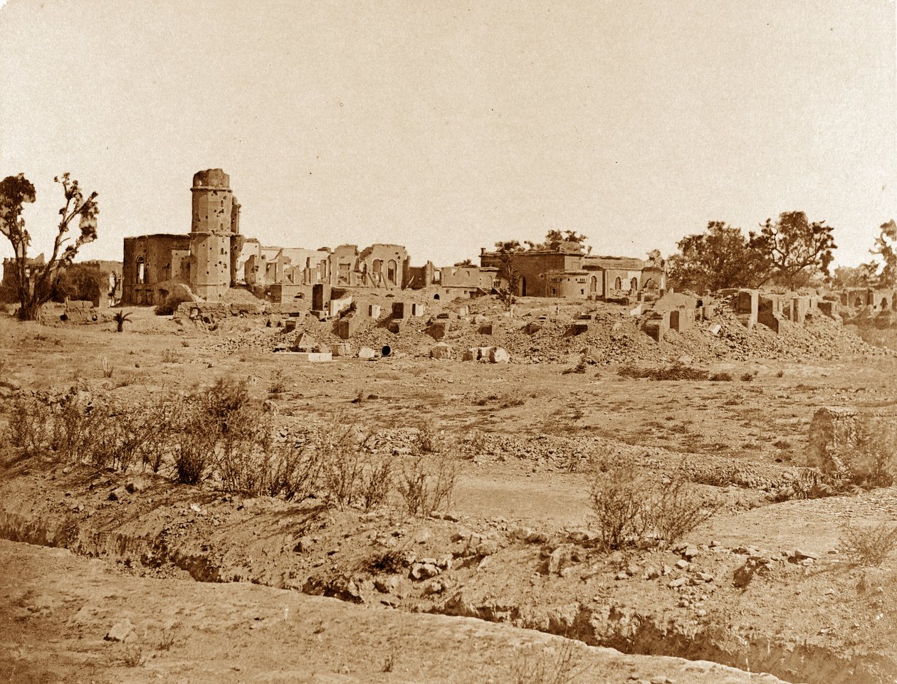 Kostelní dvůr a sídlo v dálce, Lucknow od Felice Beato
