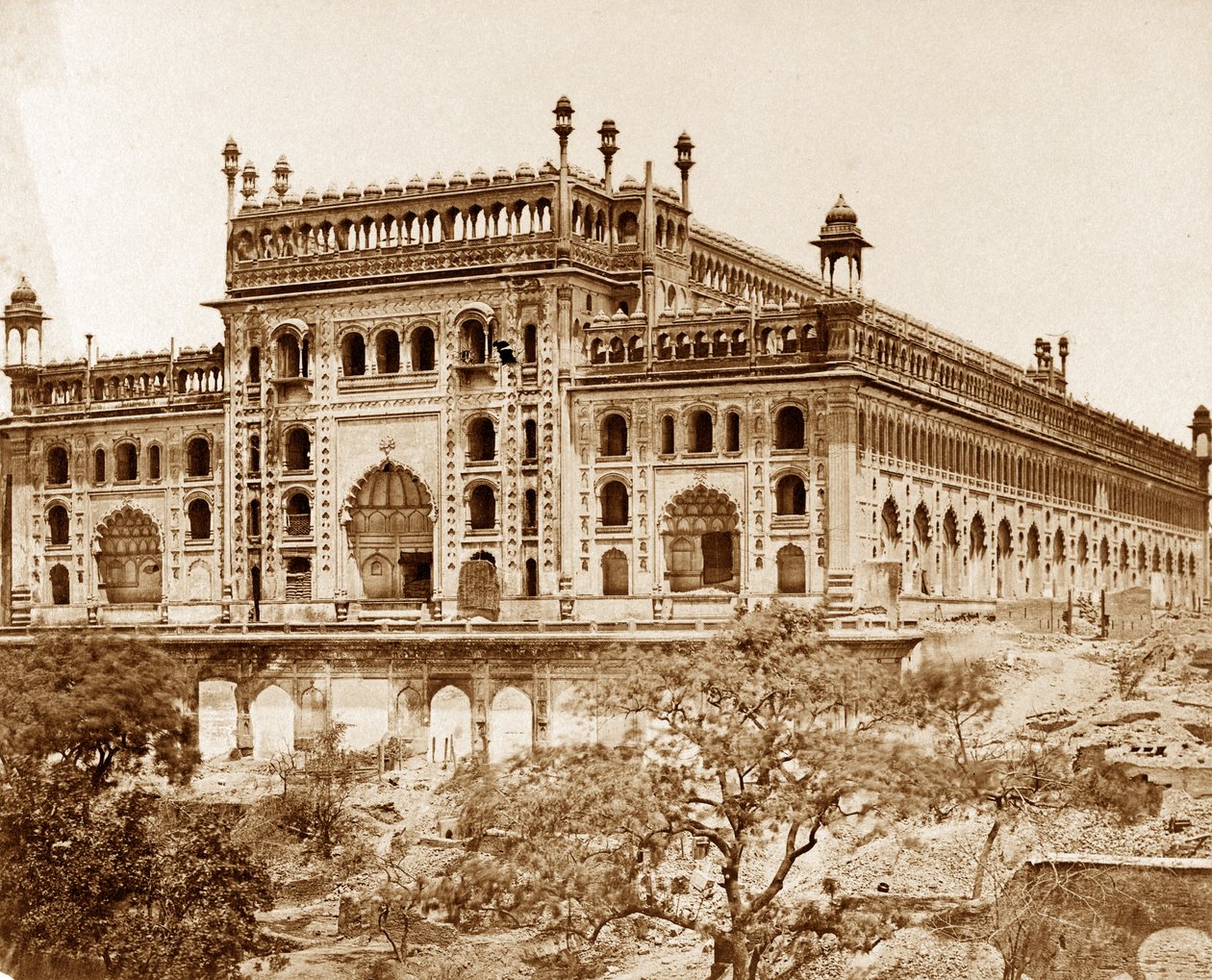 Exteriér emambary Asoph-ou Dowlahs a areál, Lucknow od Felice Beato