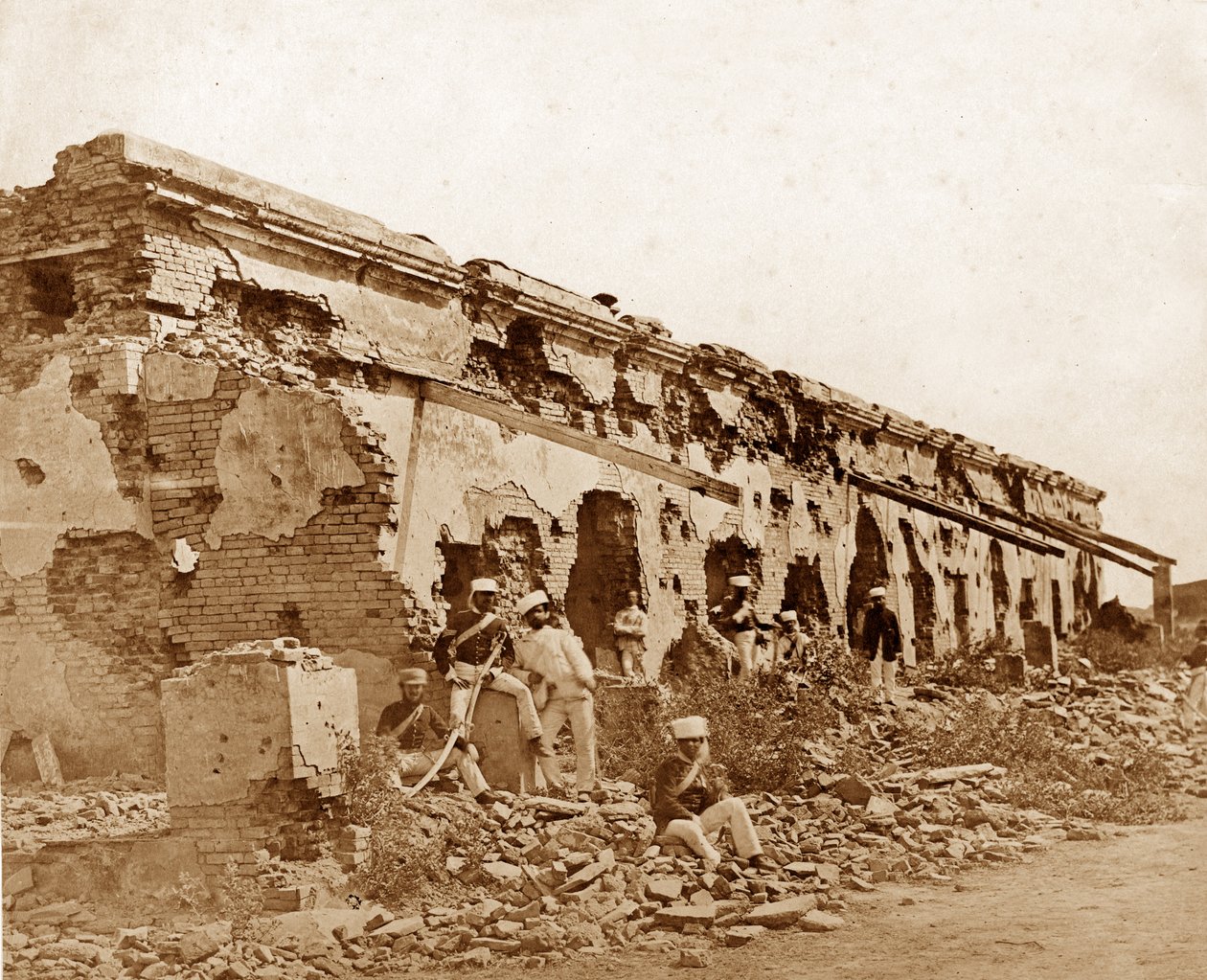 Opevnění Gen Wheeler v Cawnpore, březen 1858 od Felice Beato