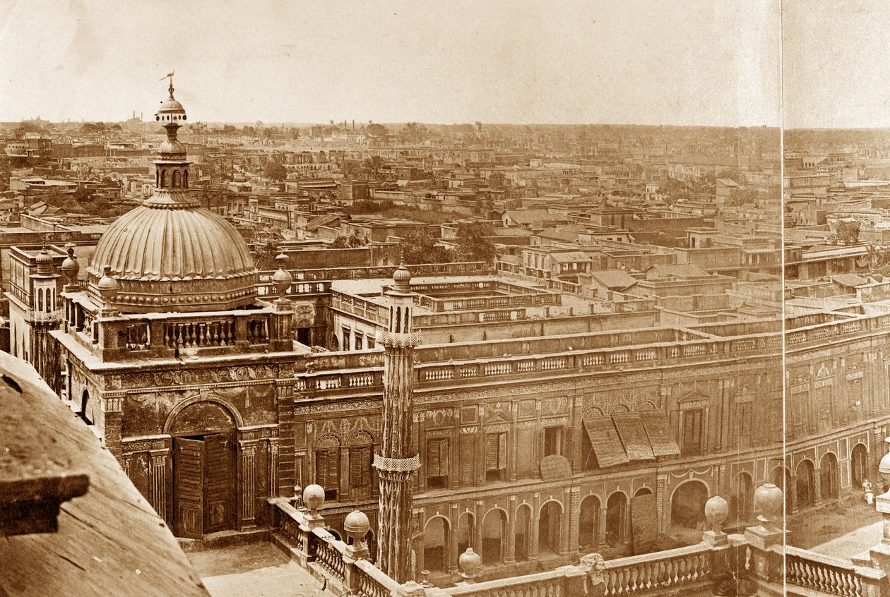 Panoramatický pohled na nádvoří rezidence, Lucknow od Felice Beato