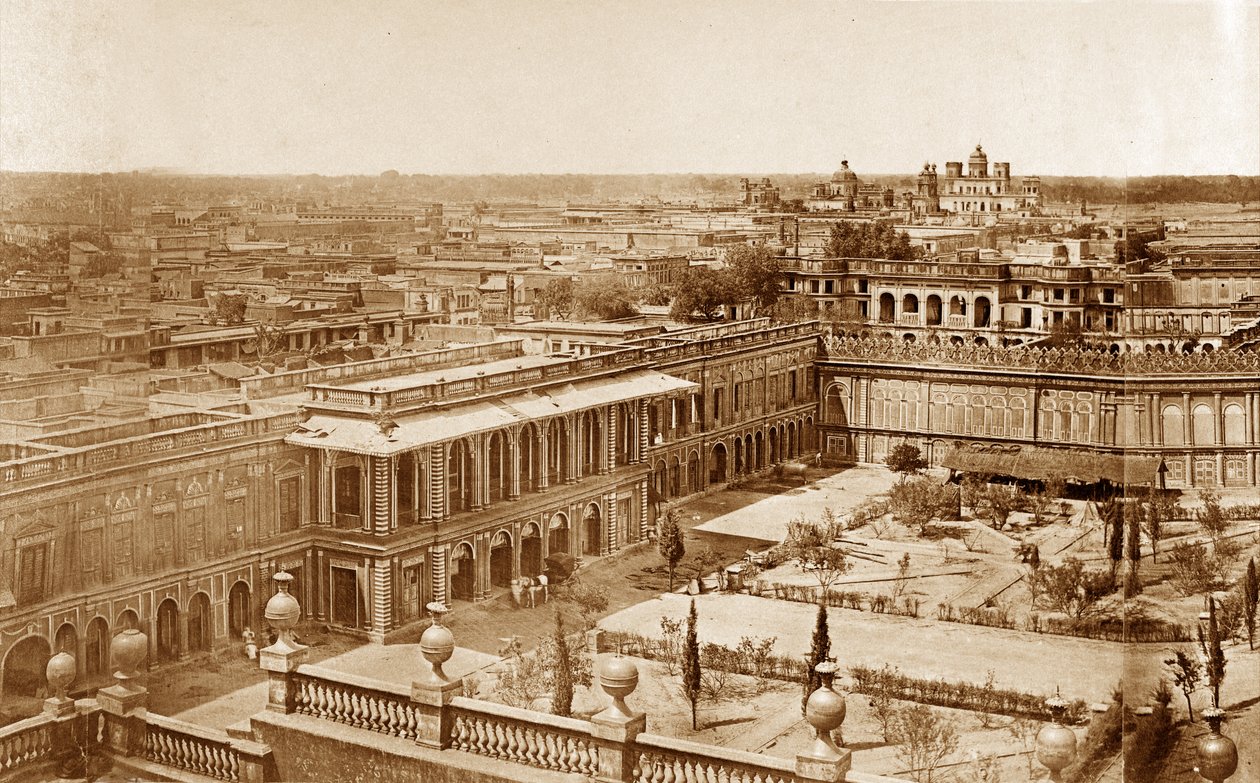 Panoramatický pohled na nádvoří rezidence, Lucknow od Felice Beato