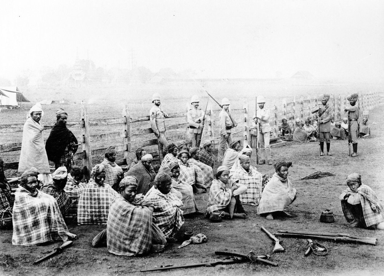 Vojáci Wuntho Sawbwa odevzdávají zbraně britským úřadům ve Wuntho, 1891 od Felice Beato