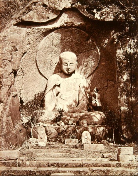 Japonská socha Buddhy (černobílá fotografie) od Felice Beato