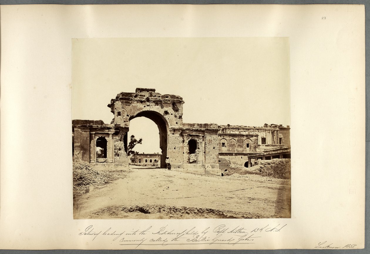 Brána vedoucí do rezidence, Lucknow od Felice Beato