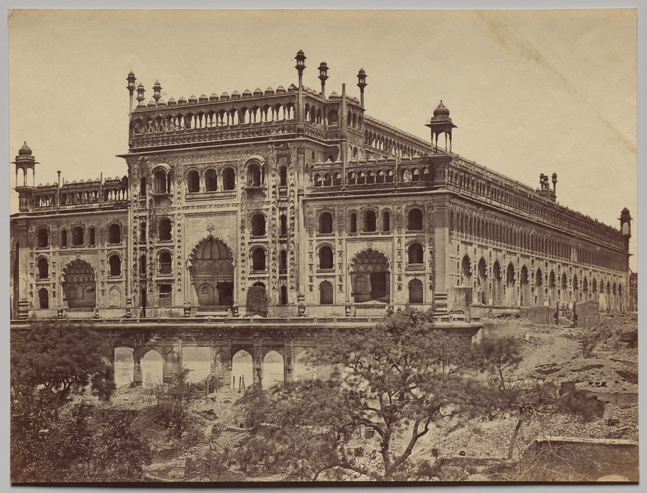Exteriér Asaf-ud-Daula Imambara neboli hrobka od Felice A. Beato