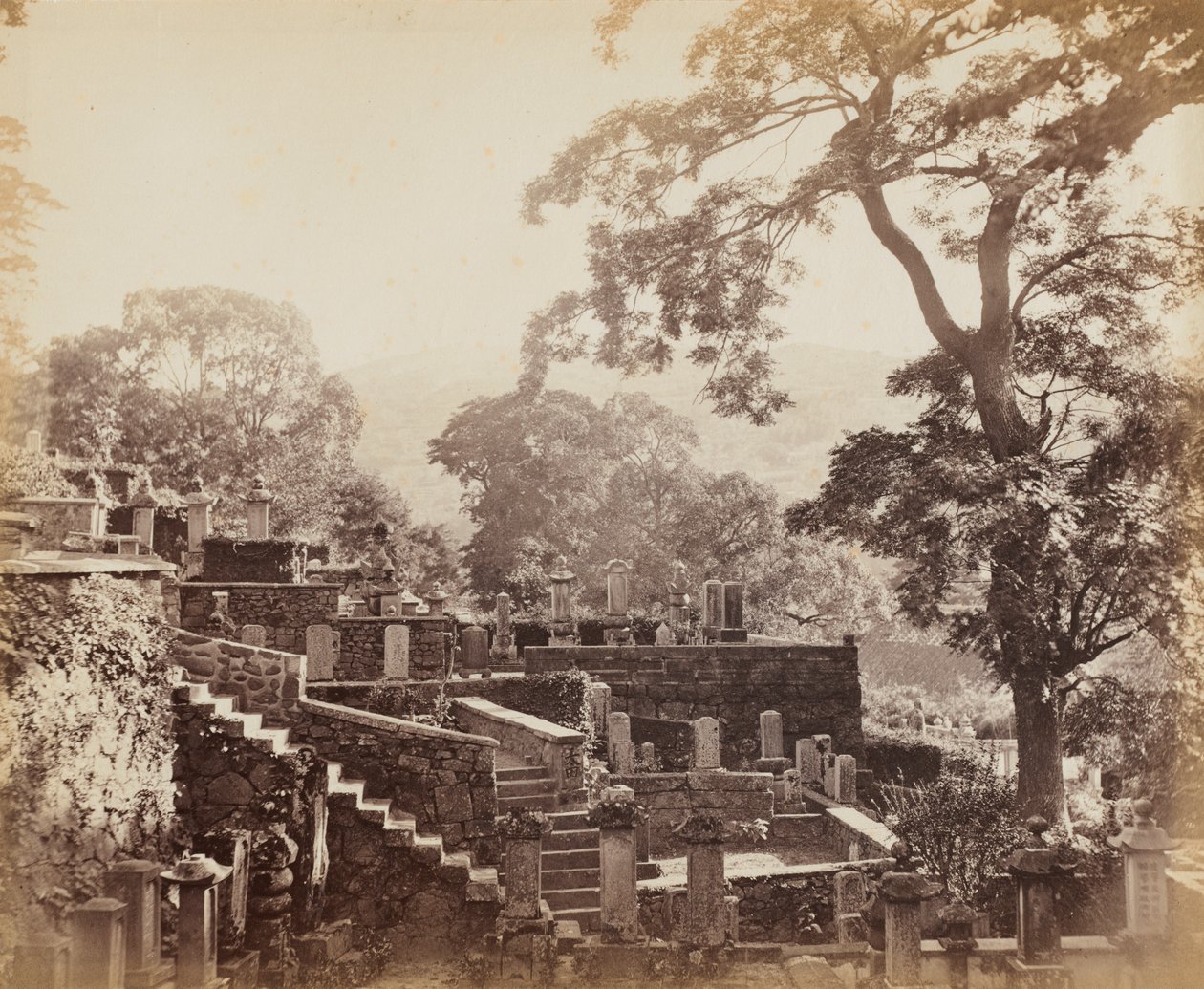 Japonský chrámový hřbitov, Shuntoji, Nagasaki od Felice A. Beato
