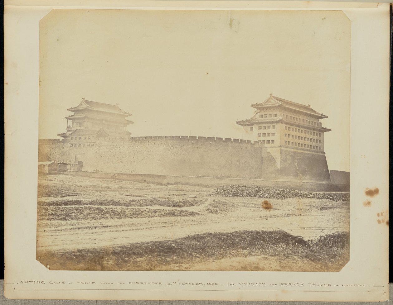 [Antingská brána Pekingu po kapitulaci - 21. října 1860 - Britská a francouzská vojska v držení] od Felice Beato