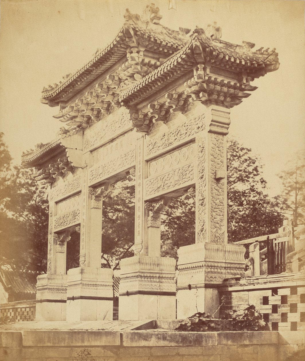 Oblouk v chrámu Lama poblíž Pekinu, říjen 1860 od Felice Beato