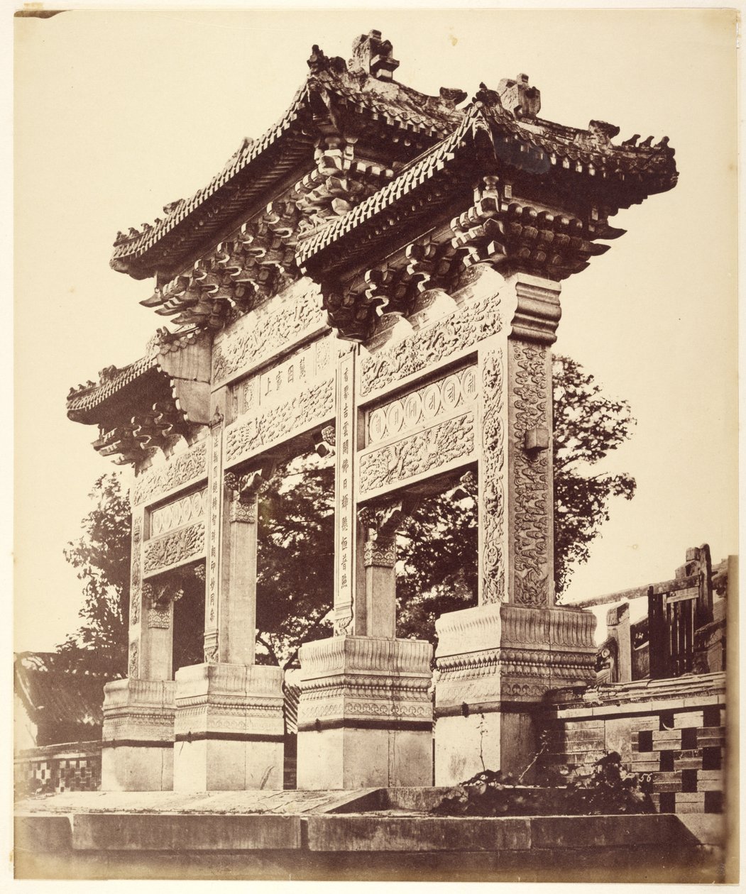 Oblouk v lamaistickém chrámu poblíž Pekingu, říjen 1860 od Felice Beato
