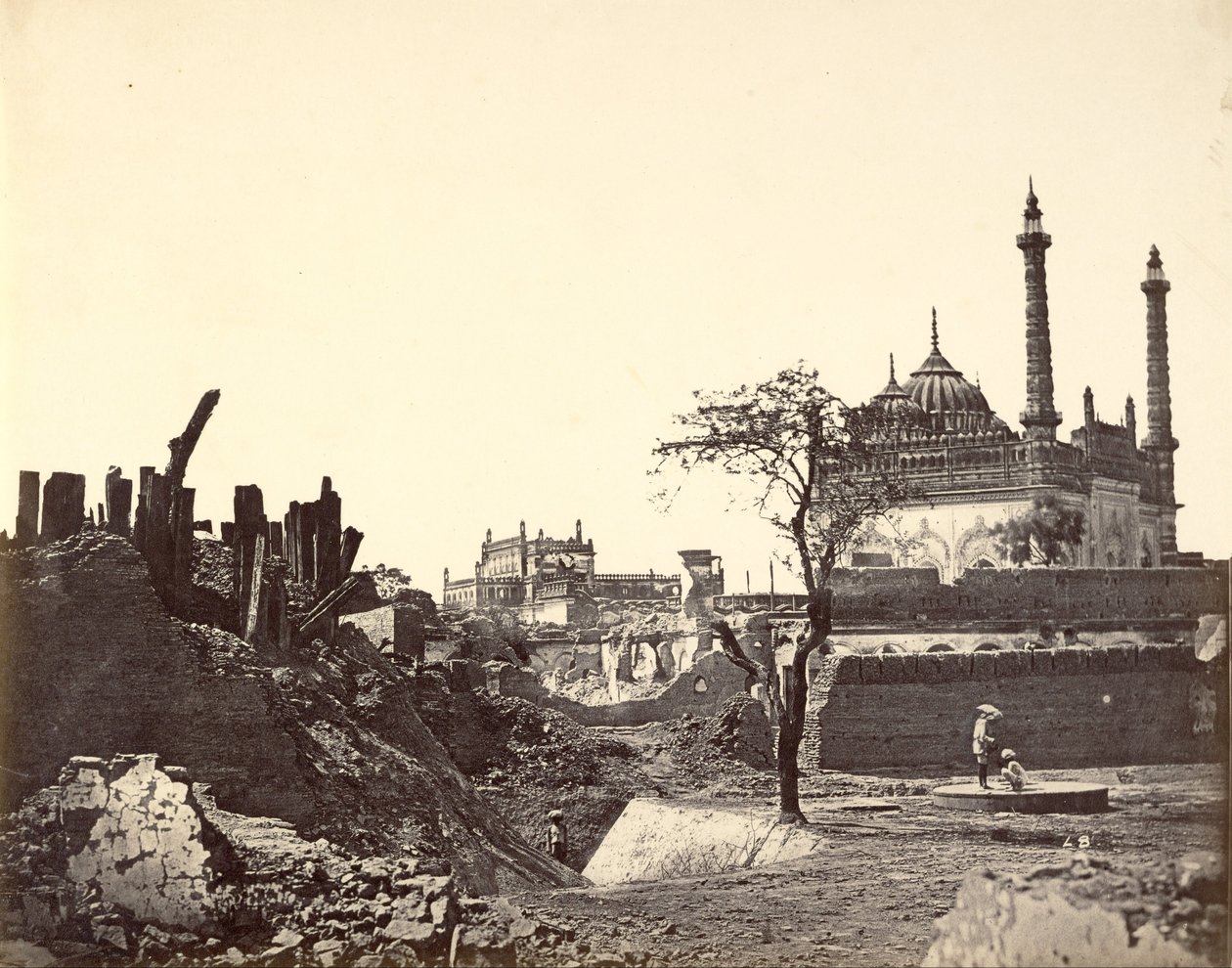 Baterie poblíž Begum Kotie. Druhý útok sira Colina Campbella v březnu 1858 od Felice Beato