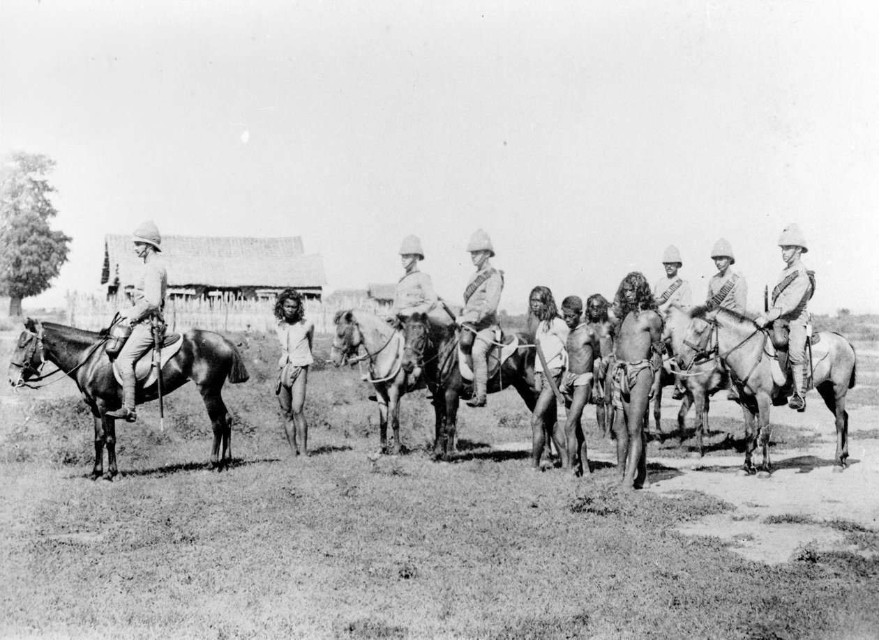 Dacoity jsou přinášeny jízdní pěchotou, kolem roku 1890 od Felice Beato