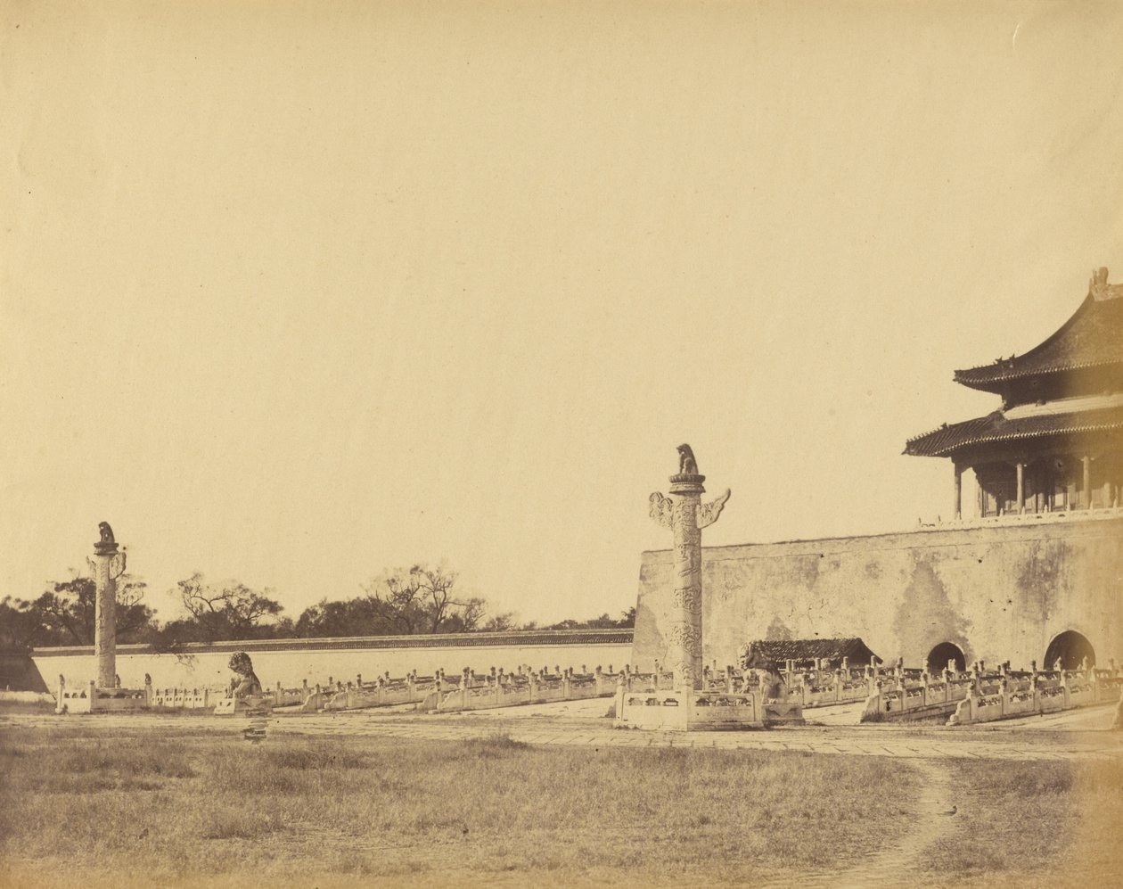 Vstup do Zimního paláce, Peking, říjen 1860 od Felice Beato