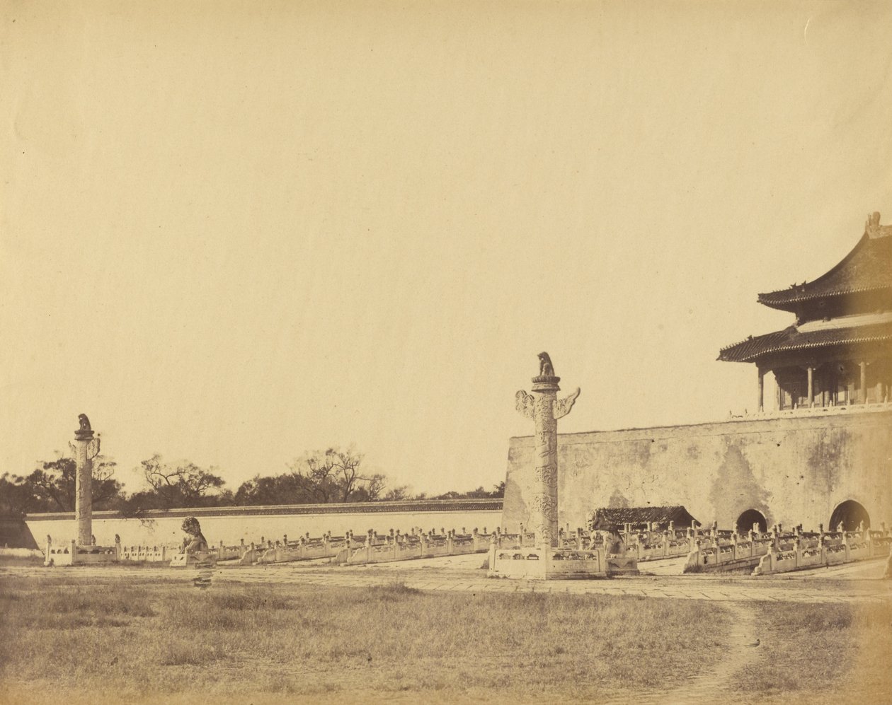 Vstup do Zimního paláce, Pekin, říjen 1860 od Felice Beato