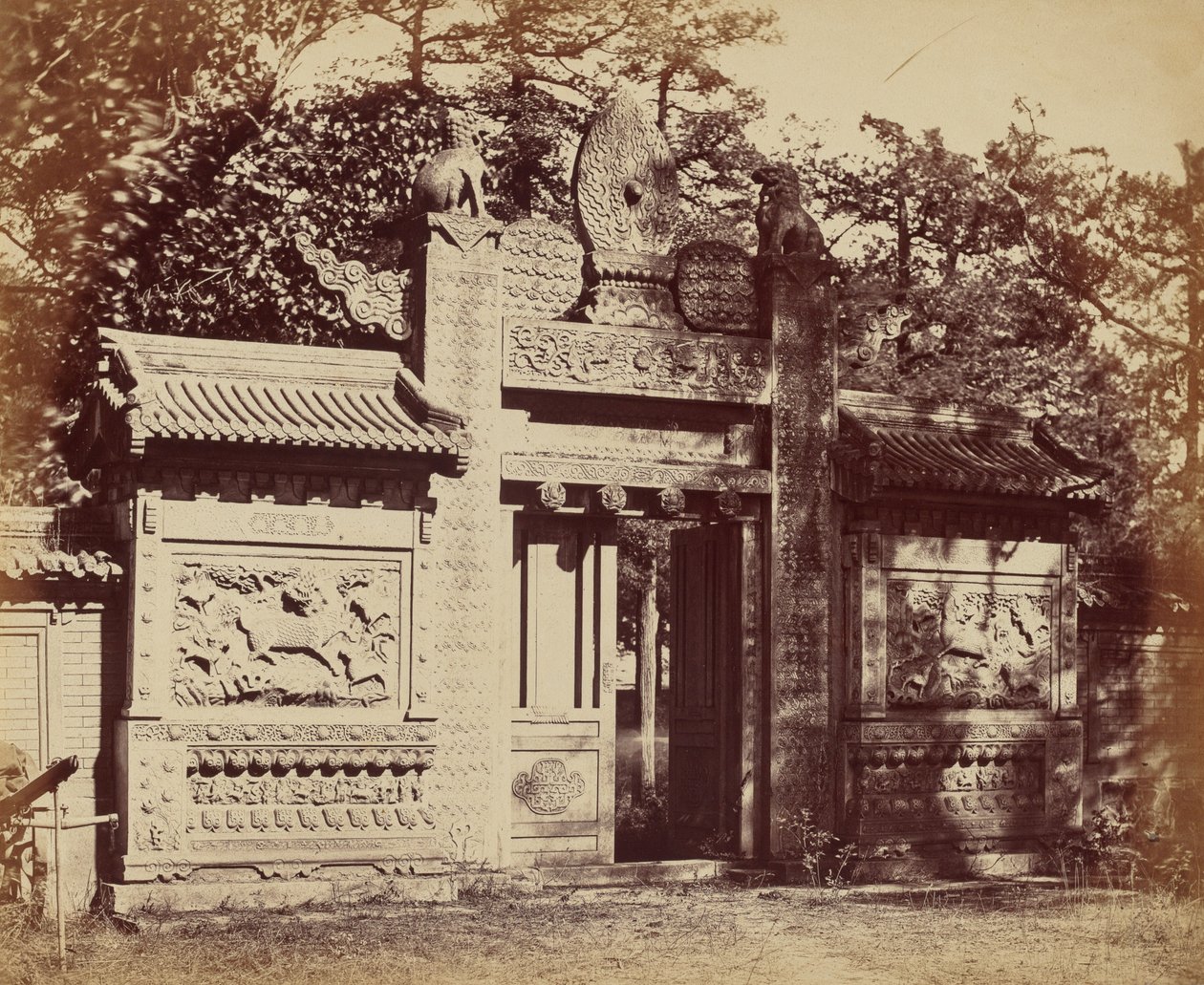 Exteriér hrobky poblíž Pekinu, říjen 1860 od Felice Beato