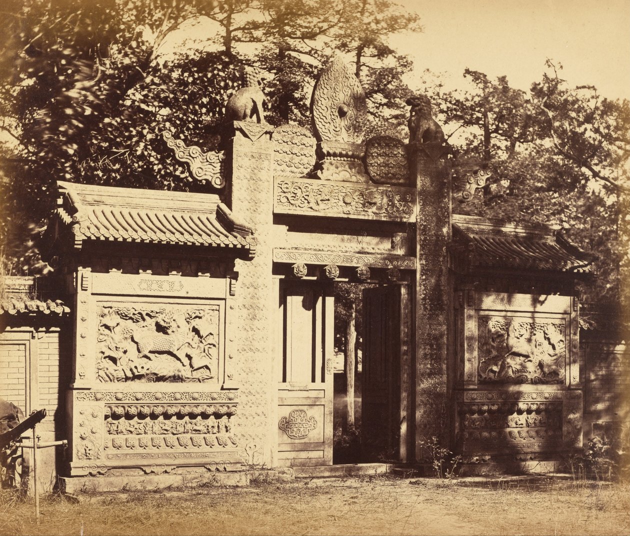 Exteriér hrobky, poblíž Pekinu, říjen 1860 od Felice Beato