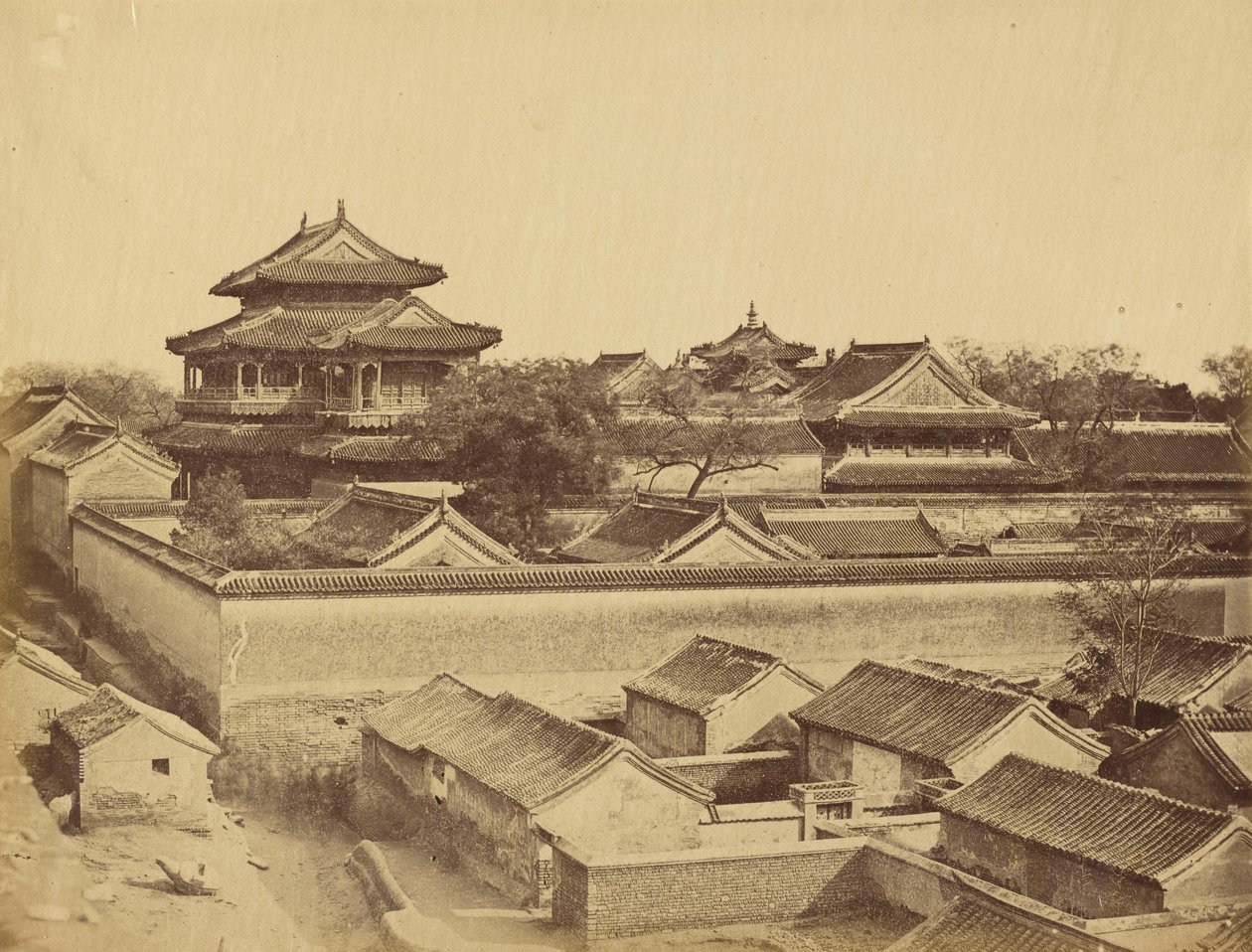 První pohled na Peking pořízený od brány Antin, říjen 1860 od Felice Beato