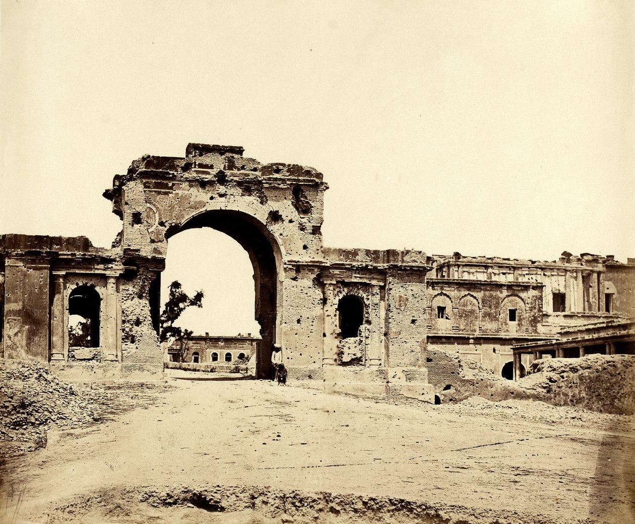 Brána vedoucí do sídla, Lucknow, 1858 od Felice Beato