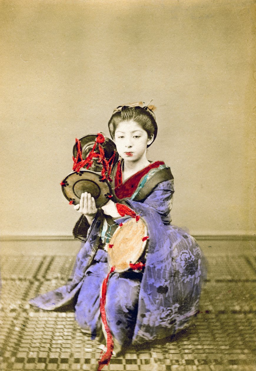 Gejša hrající na cuzumi, Japonsko, 1882 od Felice Beato