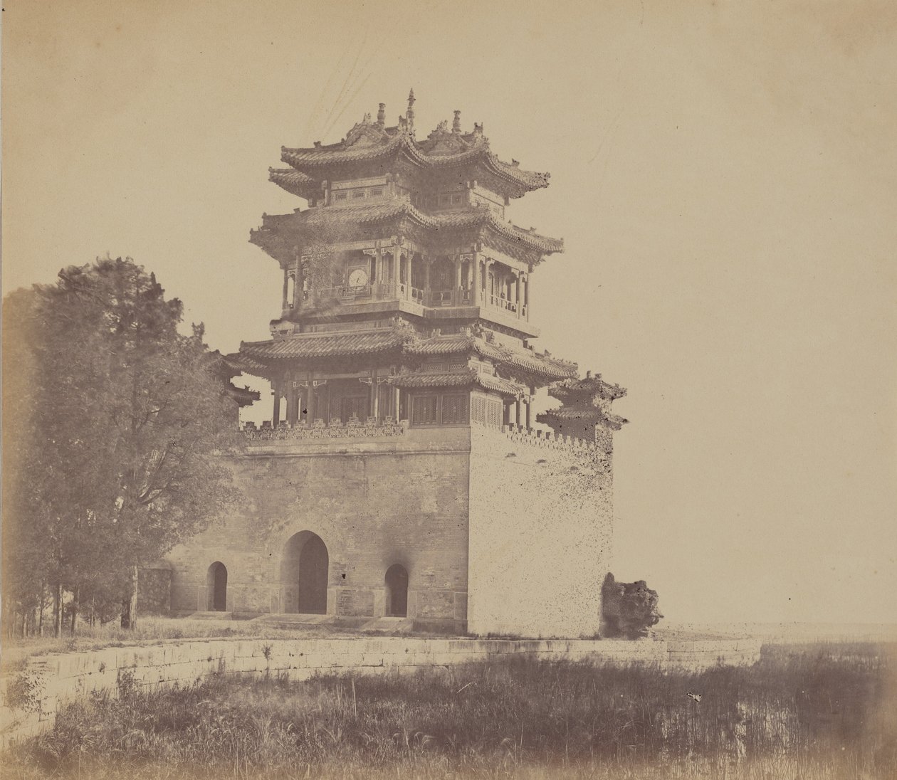 Císařský letní palác Yuen Min Yuen, Pekin, Před spálením, 18. října 1860 od Felice Beato