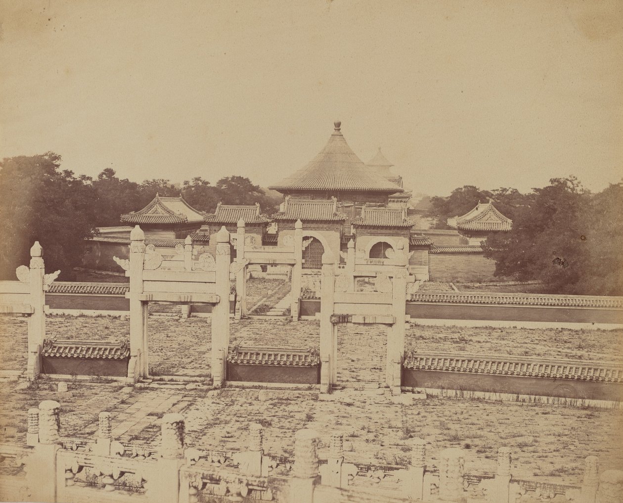 Interiér a oblouky Chrámu nebes, kde císař jednou ročně obětuje, v čínském městě Pekin, říjen 1860 od Felice Beato
