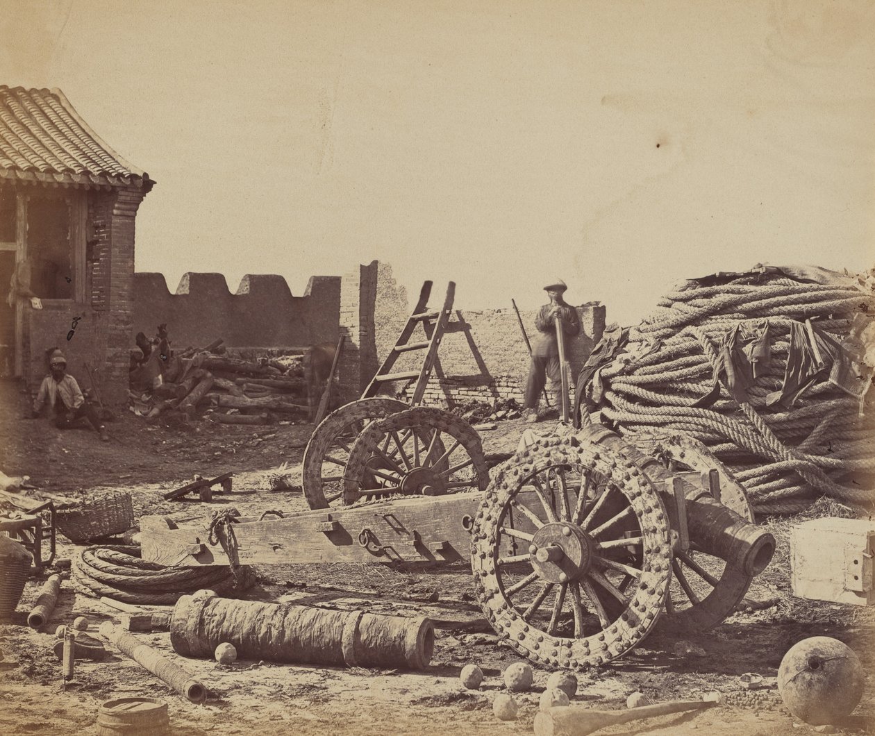 Interiér pevnosti Pehtang ukazuje časopis a dřevěnou zbraň, 1. srpna 1860 od Felice Beato