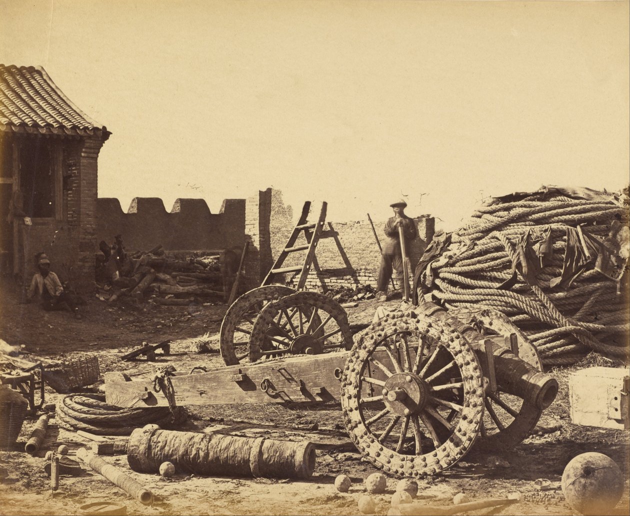Interiér Pehtang ukazující časopis a dřevěnou zbraň, 1. srpna 1860 od Felice Beato