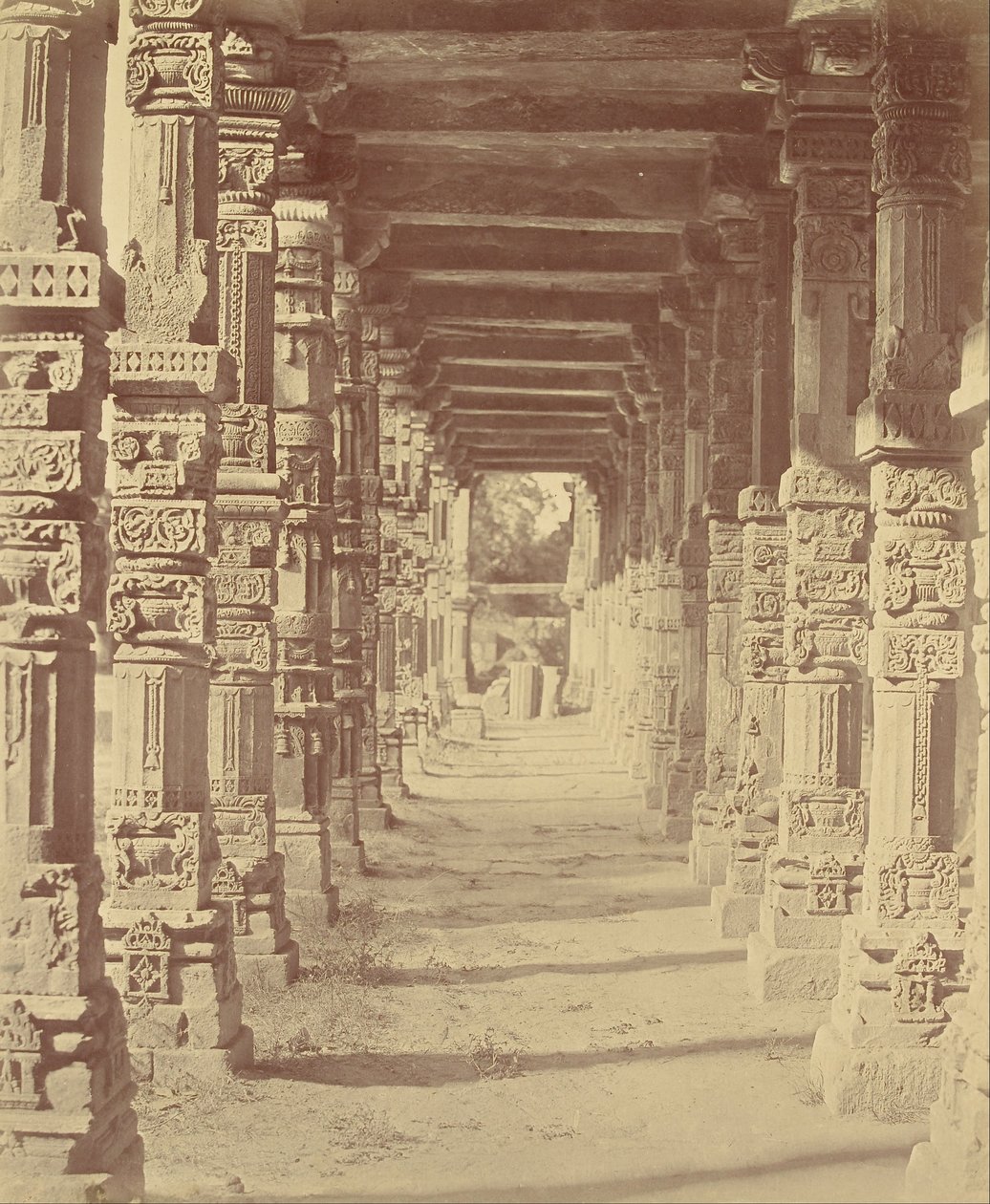 Interiér hinduistického chrámu v Kootubu od Felice Beato