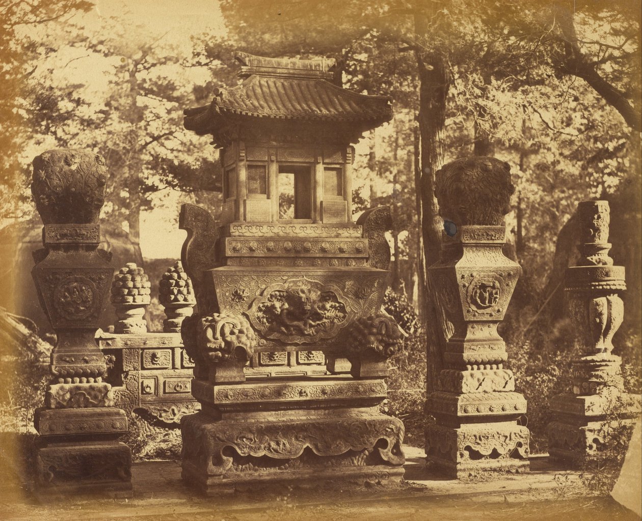 Interiér hrobky v depu u Pekinu, říjen 1860 od Felice Beato