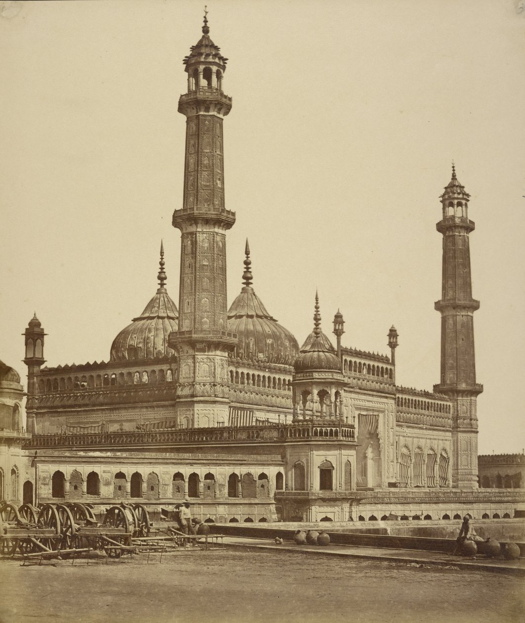 [Mešita uvnitř Emambary neboli hrobky Asafa-uda Dawlaha, která nyní slouží jako nemocnice, Lucknow] od Felice Beato