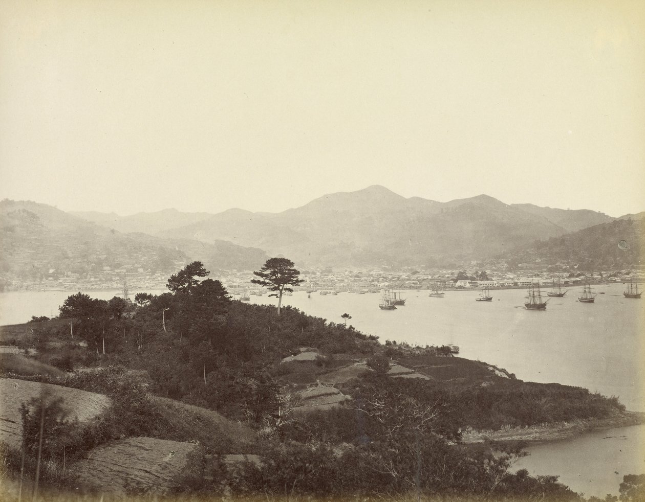 Nagasaki, pohled z protějšího kopce od Felice Beato
