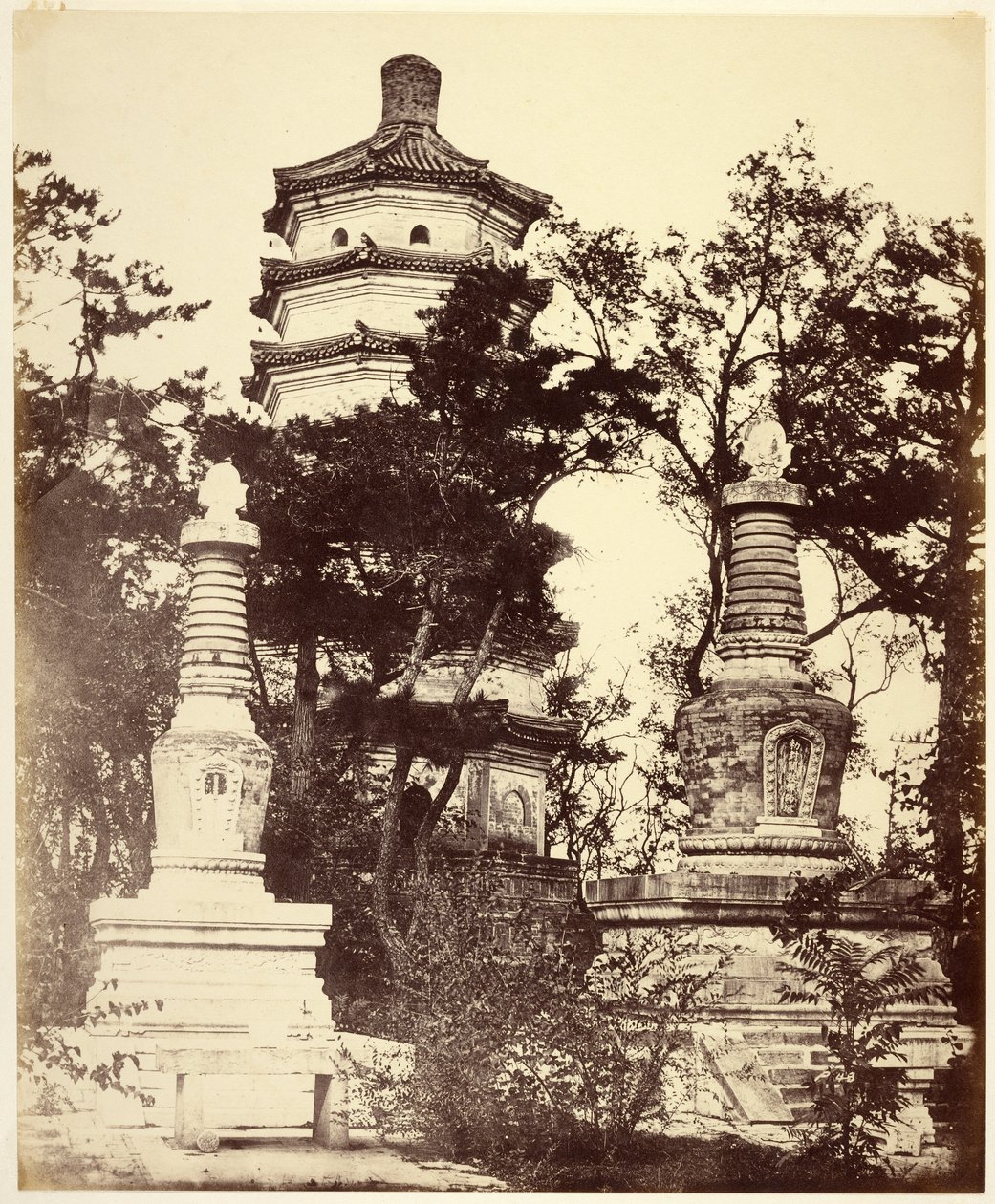 [Pagoda na kopci, - Letní palác, Yuen-Ming-Yuen, Peking] od Felice Beato
