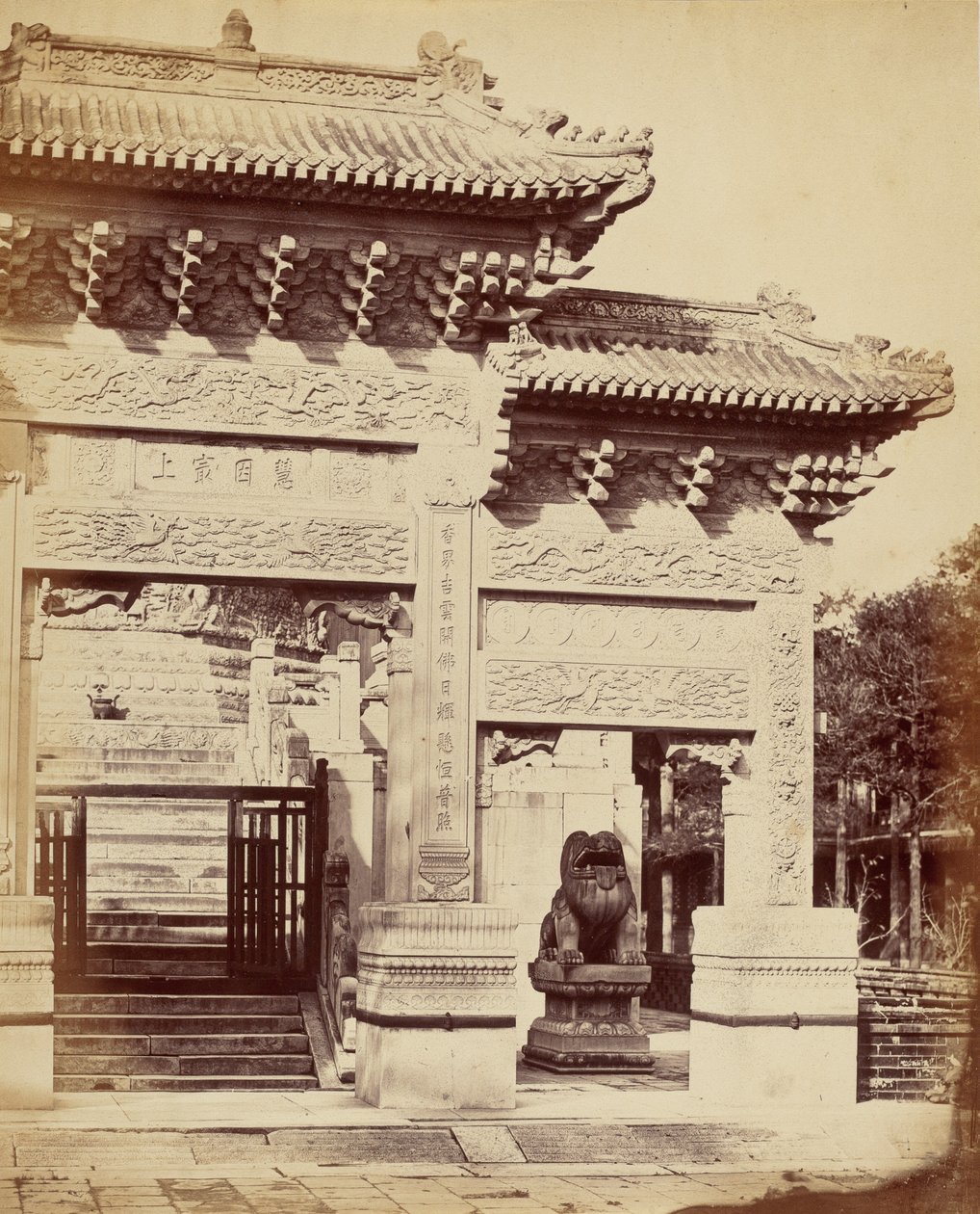 Část vchodu do chrámu Lama poblíž Pekinu, říjen 1860 od Felice Beato